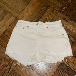 levi white jean shorts size 24